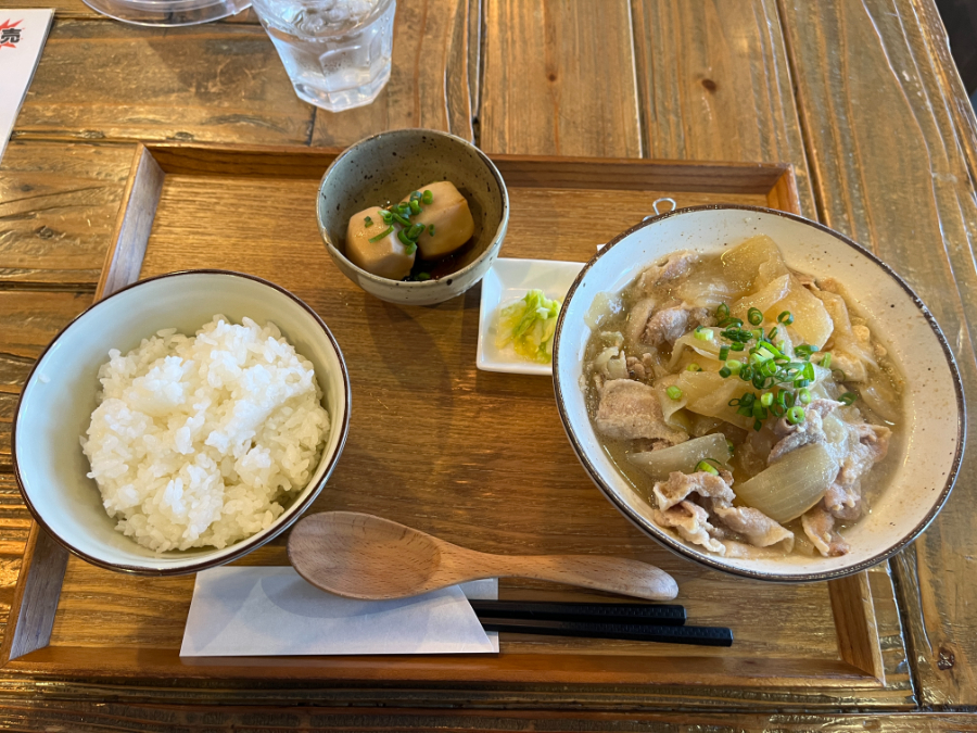 こんな風が強く寒い日は、銀鯱食堂の具沢山の豚汁定食であったまろう。 | 個人の感想です